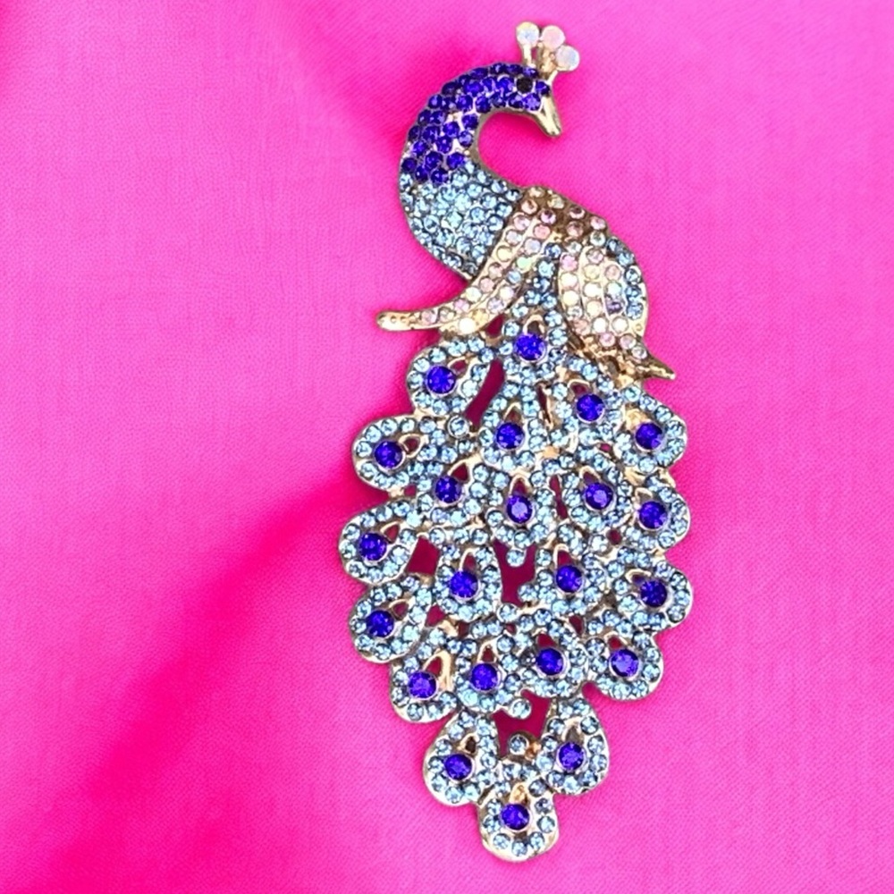 🎉HP🎉 Gorgeous peacock brooch. Gold toned & shades of blue rhinestones. NWT
